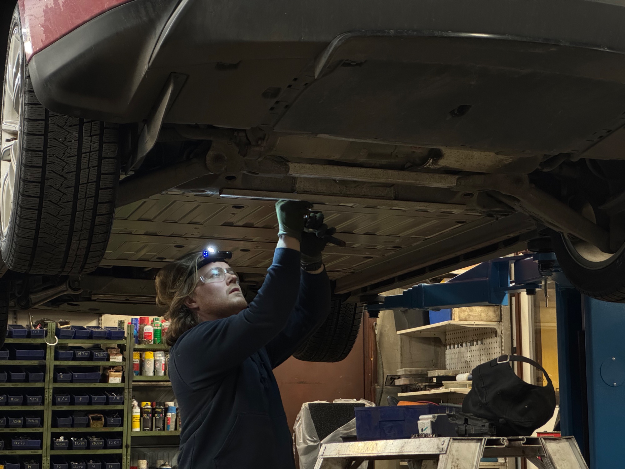 Partner workshop carrying out a battery service